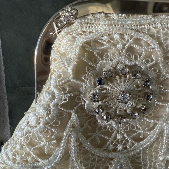 💰3 items for $12!-Elegant Cream Lace Clutch - Picture 4 of 12